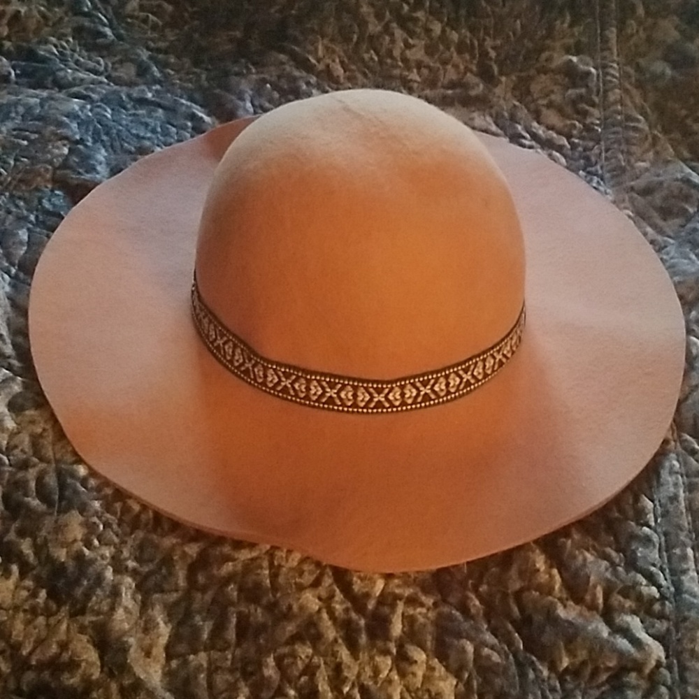 World Market tan felt hat with boho design